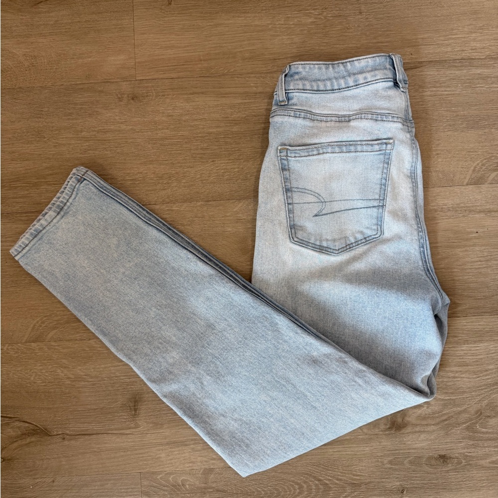 American Eagle Mom Jeans High Rise Light Wash Size 6 Straight Leg - Picture 2 of 9